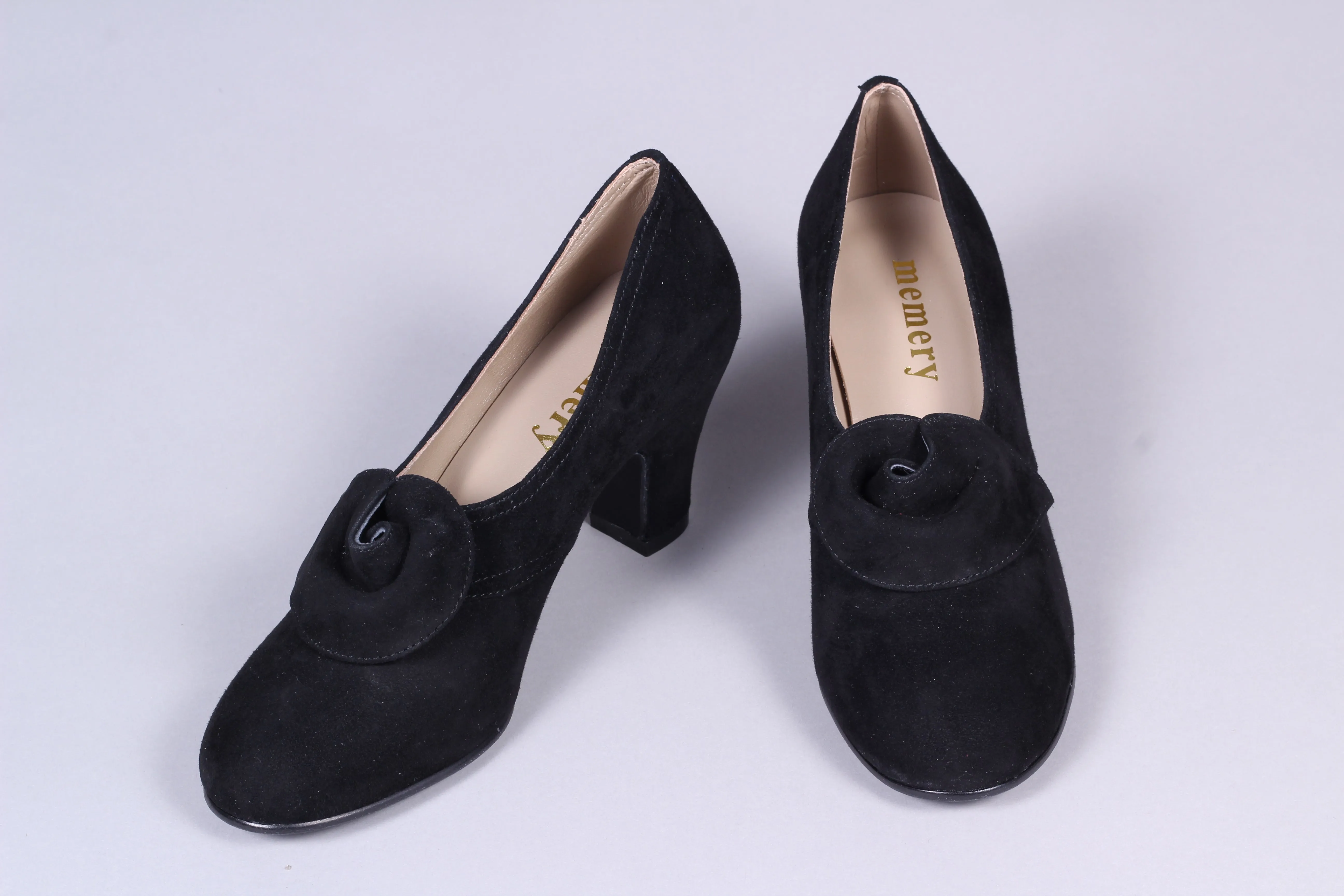 1940s style suede pumps with a rosette - Black - Luise